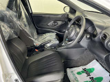 前席はコンパクトで運転がしやすいお車になっております!