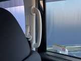乗り降り時に便利な大型取っ手付きでラクラクです。