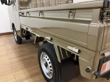 平シートの固定に便利なフック。長靴でも足を掛けやすい幅広の荷台ステップも付いていますよ♪