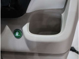 運転手から手に届きやすいところにあるドリンクホルダー。手元近くですので便利です。