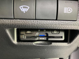 運転席まわりにカードを挿入するスロットを設置。上部のボタン類とまとまっており、必要なときに位置を把握しやすい配置です。車内で使う装備を手元で確認できます。