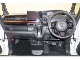 操作性に優れた運転席となります!小物入れや各ボタンの配置にこだわり、使いやすいです!座り心地もよく視認性も良好なのでロングドライブもお任せ下さい!