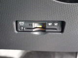 ETC車載器は、ビルトインタイプですっきり収納され、見た目も使い勝手も満足のアイテムです。