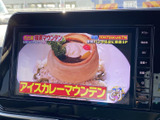 停車中にテレビ番組を楽しめる画面を備え、待ち時間の過ごし方に幅が広がります。映像と番組情報が見やすく表示され、休憩中などに気軽に視聴できるのがうれしいポイントです。