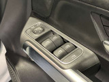 運転席ドアトリムには窓の一括コントローラーと電動ドアミラーのコントローラーが装備。