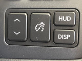 【ヘッドアップディスプレイ】現在の速度や走行情報をデジタル表示で運転席前方のガラスに投影!運転中、目線をずらさず必要な情報を確認できるのでとっても便利で安心!
