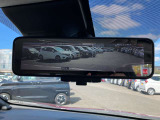 インテリジェントルームミラー☆カメラの映像を映すことで荷物や人が乗っていても後方視界を確保できます☆