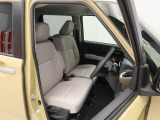 手荷物の多い女性には嬉しいベンチシート。運転席から助手席への移動も楽ちんですよ。