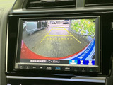 後退時には映像を鮮明に表示し、安全確認をサポート。運転の負担を軽減します。