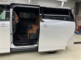 両側パワースライドドア付き!狭い駐車スペースなどでの乗り降りラクラク♪小さなお子さまのいるご家庭には嬉しい装備です。