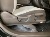 【前席】運転席にはシート高を調整できるハイトアジャスターが装備され、幅広いシートポジションの設定が可能になっております♪