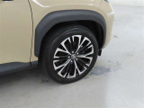 装着タイヤサイズは、215/50R18です。純正アルミホイールを装着しております。