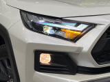 【LEDヘッドライト】悪天候や夜間走行時も良好な視界を確保し安心して運転できる高輝度LEDヘッドライトを装備!点灯速度が早く、消費電力も抑えられています。