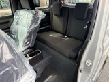 後席入り口 前のシートをスライドさせて乗り降りができます