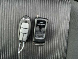 インテリジェントキーを身に着けていれば、ドアハンドルのボタンを押すだけでドアのロック、アンロックが行なえます。キーを差し込まないので両手が塞がっていても開閉が出来ます♪