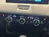 フルオートエアコンディショナーとなっております。運転席と助手席でそれぞれで温度設定ができますので、快適にドライブをすることができます。
