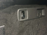 トランク内のスイッチ操作だけで後部座席をワンタッチで倒せる機能。重い荷物を持ったままでも操作でき、長尺物や大きな荷物の積み込みがスムーズに行えます。