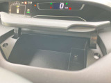 ◆運転席アッパーボックス/USB電源ソケット◆ハンドルとメーターの間に収納スペースがあります!さらに、USBソケットもるのでスマートフォンの充電もできます!