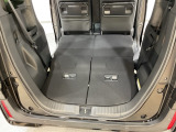 後席背もたれを倒せばちょっと大きめの荷物や長いものを積みたい時に便利です。