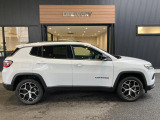 Jeep伝統の台形のホイールアーチを継承し走破性も兼ね備えております。