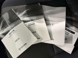メンテナンスノート、取扱説明書です。 その車の整備記録が事細やかに記録されています。 車が生まれてから今までどのような道を歩んできたのか判るとても重要な物ですよ。