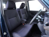 【清潔感のある運転席&助手席】隅々までクリーニングの行き届いた運転席&助手席。目立ったシミや汚れ等もございません。快適なドライブをどうぞ。