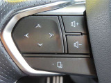 運転中、オーディオの操作をしてて、ハッとしたことはありませんか?ステアリングスイッチは、運転中でもハンドルでオーディオの操作が可能です。安全なドライブをサポートします。