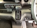 足元スッキリ、インパネシフトです。パーキングブレーキはフットブレーキタイプなので、運転席と助手席の間がスッキリしています。