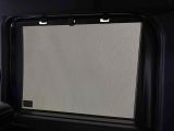 後席にお乗りの方が眩しくないように日差しを軽減する格納式リヤドアサンシェードが付いてます