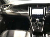 スタイリッシュなデザインのインパネ。各操作スイッチは使いやすい位置に配置されてます。