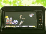 テレビ映像を映し出す画面を備えており、停車中に映像や番組を視聴して過ごせます。お出かけ先でひと休みする時間にも、車内で楽しみを添えてくれる装備です。