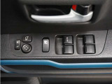 パワーウィンドウを装備しております。運転席側はオート機能付きで、スイッチを奥まで押す・引くことで、窓が自動で全開・全閉します。