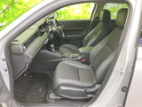 運転席周りは機能的で使いやすく、操作しやすい設計です。視界も良好で、安全運転をサポートします。快適な空間で、ストレスフリーなドライブを楽しめます。