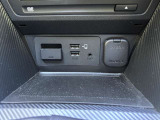 お手元のスマートフォンと接続して頂く事で使用可能な「Apple CarPlay/Android Auto」電話の応答は勿論、メッセージの受信やLINE、音楽接続からナビアプリの使用まで幅広く活躍致します。