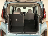 リヤシートの背もたれは片側づつ前に倒すことができますので長尺物も載せていただけます!