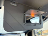 サンバイザーに鏡がついてますので車から降りる前に身だしなみチェック出来ます。