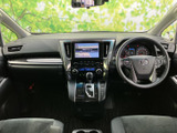 運転席から前方を見渡しやすい視界が広がり、前席にはゆったりとした座席を備えています。落ち着いた色合いでまとまり、同乗者もくつろぎやすい室内空間です。