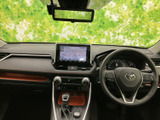 運転席まわりには地図を表示する画面が配置され、視線を大きく移さずにルートを確認しやすいレイアウトです。周辺の操作部もまとまり、日常の運転をサポートします。