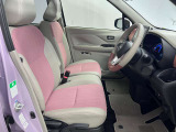 ゆったりと座れる運転席シートですのでストレスなく運転が出来ますよ!