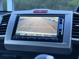 後方の様子を画面で確認でき、ガイド線も表示されるため、駐車時の位置合わせをサポートします。周囲を直接確認しながら活用でき、駐車場での切り返しや車庫入れの際にも便利な装備です。