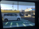 車の後部座席などの窓ガラスをあらかじめ濃い色にして、車外から車内が見えにくくするためのガラスです。