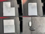 各取り扱い説明書、整備手帳、スマートキー2本つきです。