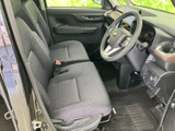 ゆとりを感じる前席の座面と背もたれで、運転席・助手席ともに落ち着いて過ごせる空間です。足元やドアまわりも確認しやすく、乗り降りの際も使いやすい室内です。