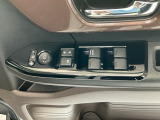 運転席のスイッチで全てのウィンドウの開閉操作を行うことができます。ロックボタンをONにしておくと、運転席以外のウィンドウは作動しないのでお子様を乗せているときなども安心ですね♪