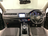 車内は光触媒抗菌消臭施工済です。インパネ周りはスタイリッシュなデザインで機能や装備も充実しています。グローブボックスやカップホルダーのほかにトレーなどたくさんの収納スペースが付いています。