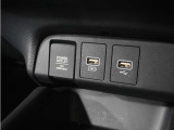 ◆USBチャージャー、12Vの電源ソケット◆使いやすい場所に装備されています。