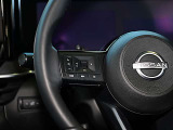 ハンドル左側には、アドバンスドドライブディスプレイ設定、ボリューム調整スイッチ