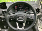 手元に各種スイッチが集約され、運転姿勢を保ちながら必要な操作にアクセスしやすい設計です。メーターや周辺装備と合わせて、日々の運転を便利にサポートします。
