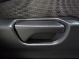 運転席はシートハイトアジャスター付で高さ調整が出来るので、色々な方のドライビングポジションに合います!