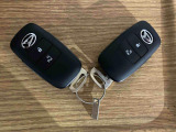 【スマートキー】 スマートキーを携帯していれば、ドアハンドルのボタンを押してロックの解除ができ、パワースライドドア(左側)もワンタッチで開閉できます。
